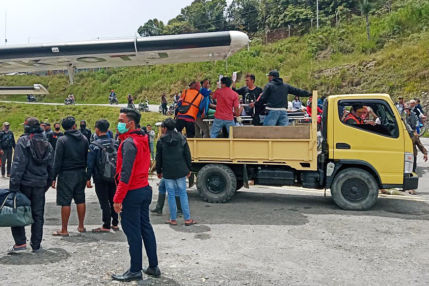  Korban penembakan Kelompok Kriminal Bersenjata (KKB) dibawa menggunakan truk menuju pesawat saat evakuasi di Intan Jaya, Papua.