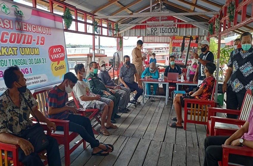 Vaksinasi covid-19 di kafe terapung di Sampit, Kotawaringin Timur, Kalimantan Tengah.