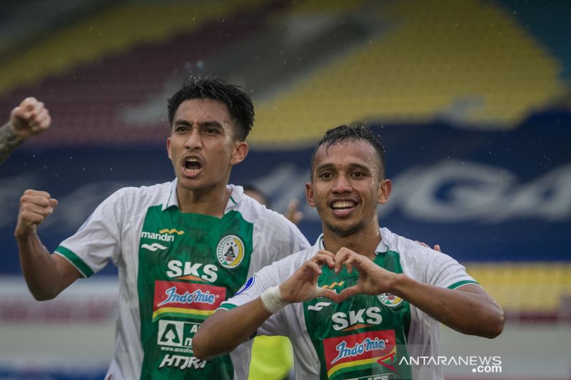Pemain PSS Sleman merayakan kemenangan