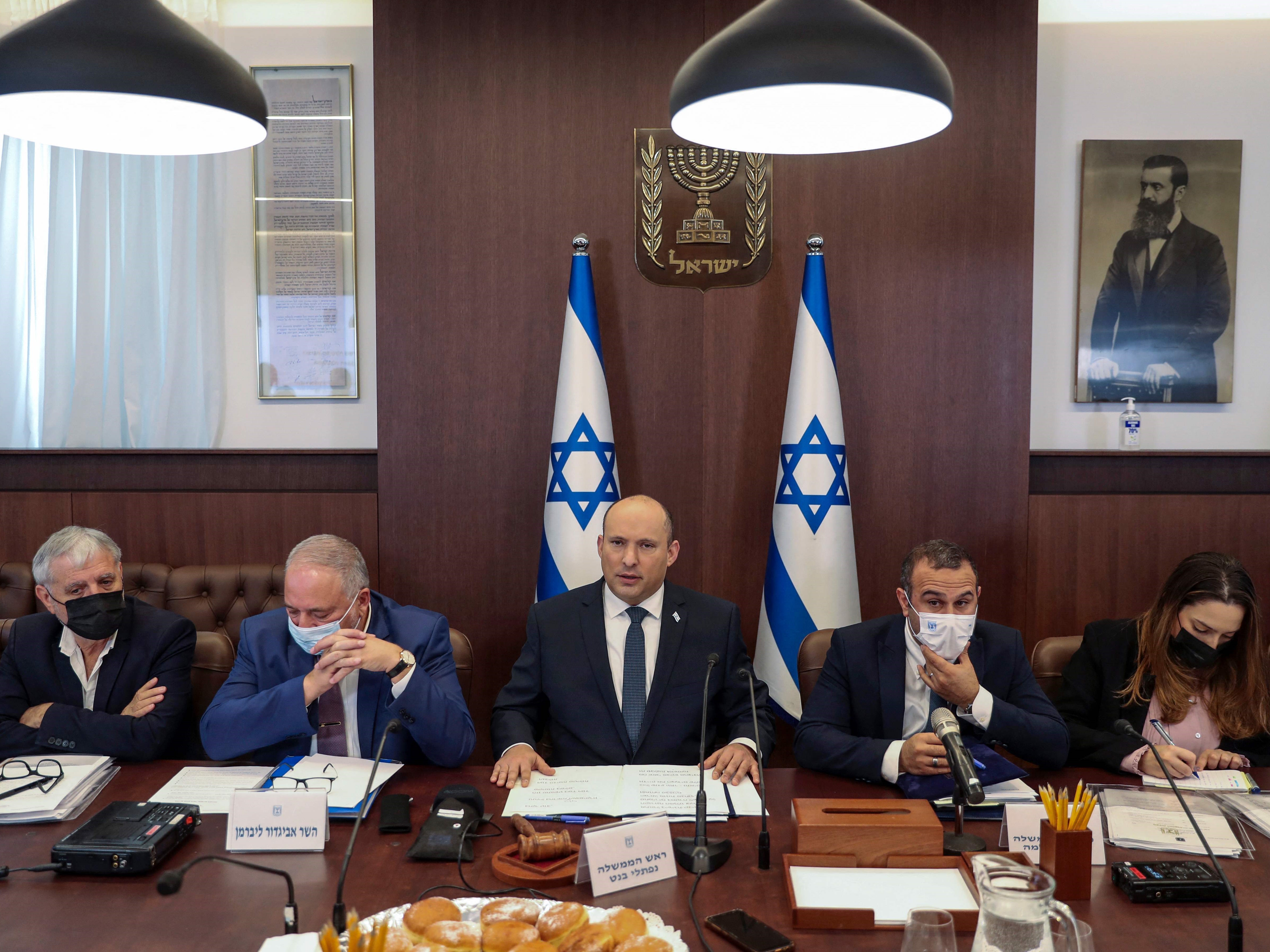 Perdana Menteri Israel Naftali Bennett (tengah) memimpin rapat kabinet mingguan di Yerusalem pada 28 November 2021.