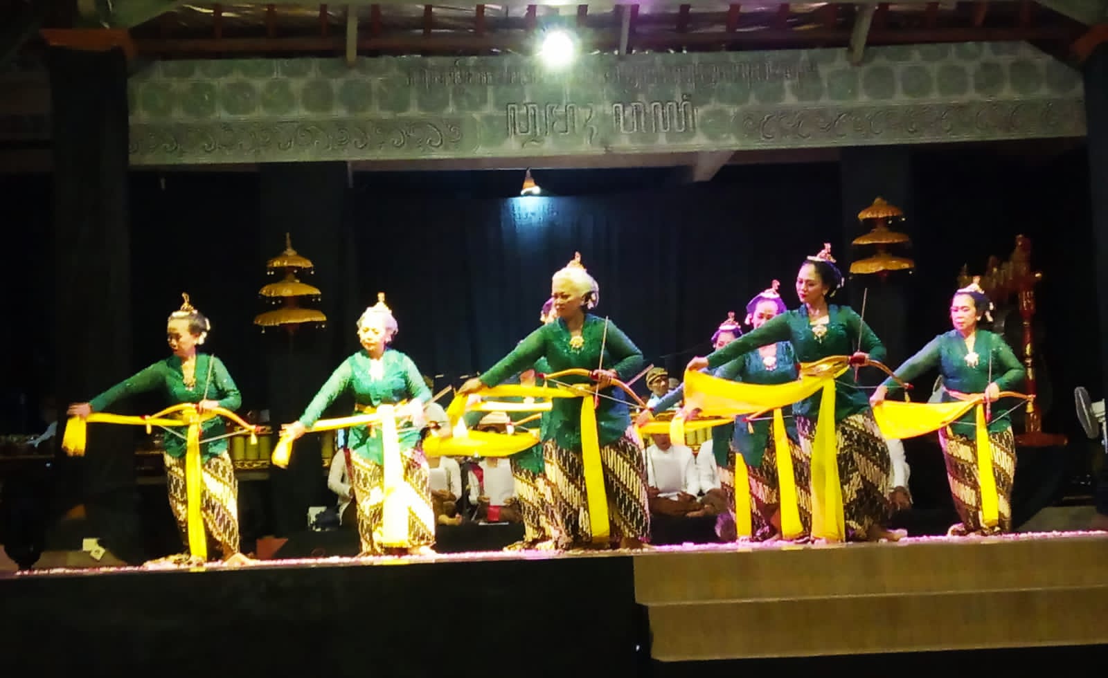 Sejumlah seniman tradisional di Klaten membawakan tarian dalam Parade Wayang Langka