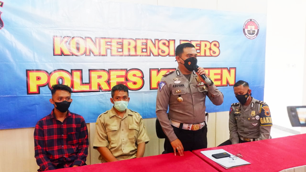 Kasatlantas AK Abipraya Guntur Sulastiasto didampingi pengemudi ambulans dan pengemudi mobil pelat merah di Mapolres Klaten.