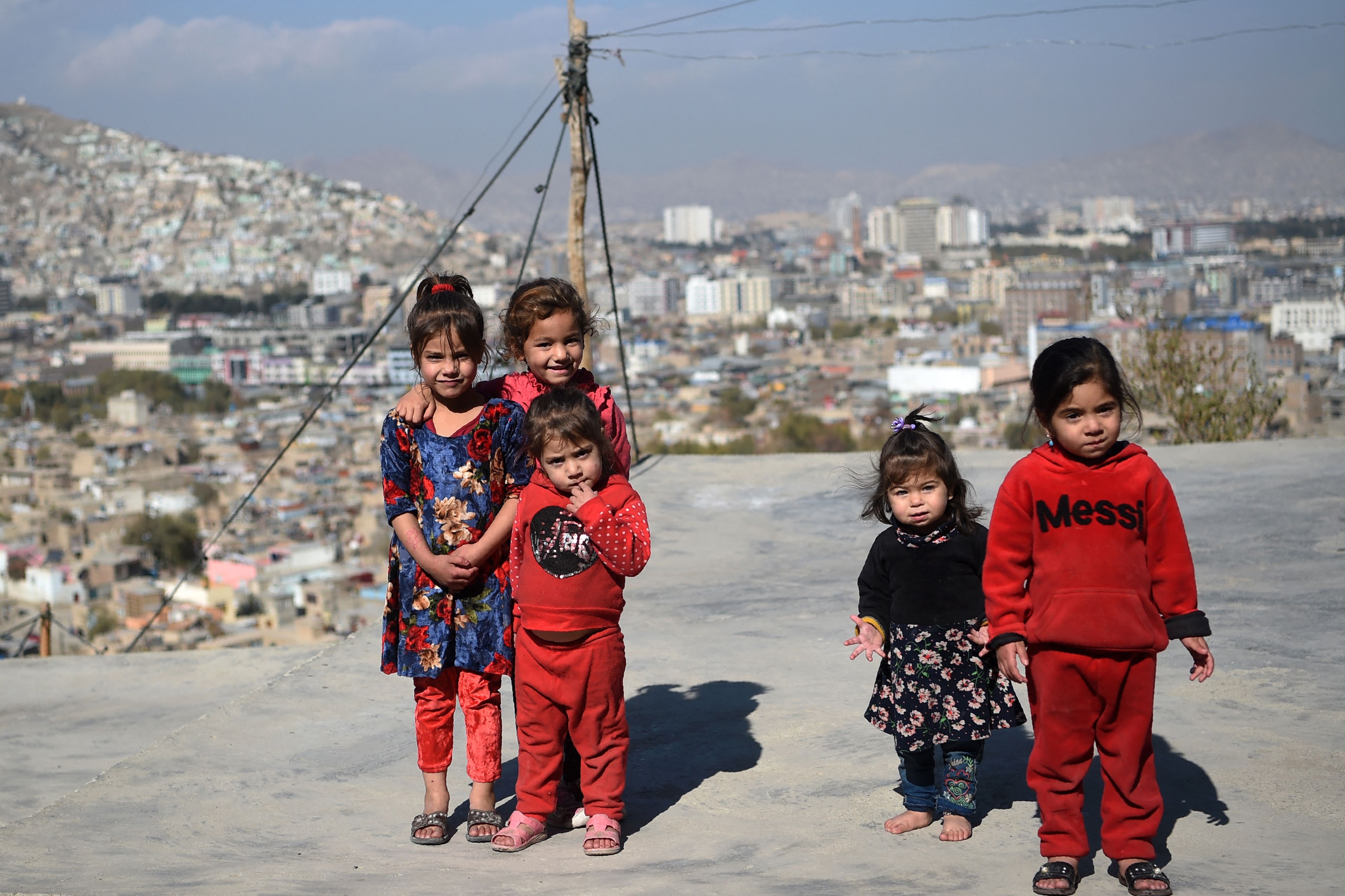 Anak-anak berpose di Kota Kabul, Afghanistan.