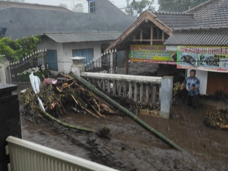Banjir bandang melanda kawasan Desa Sumberbrantas, Kecamatan Bumiaji, Kota Batu, Jawa Timur, Kamis (4/11).