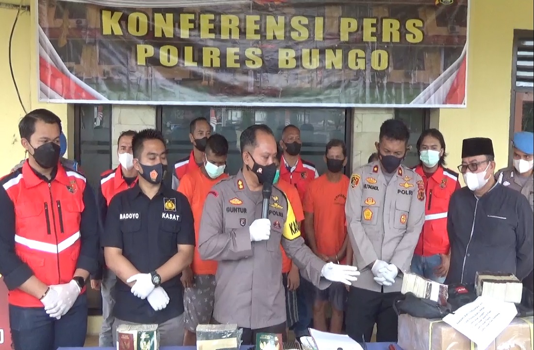 Konfrensi pers pencurian buku nikah di Bungo, Jambi.