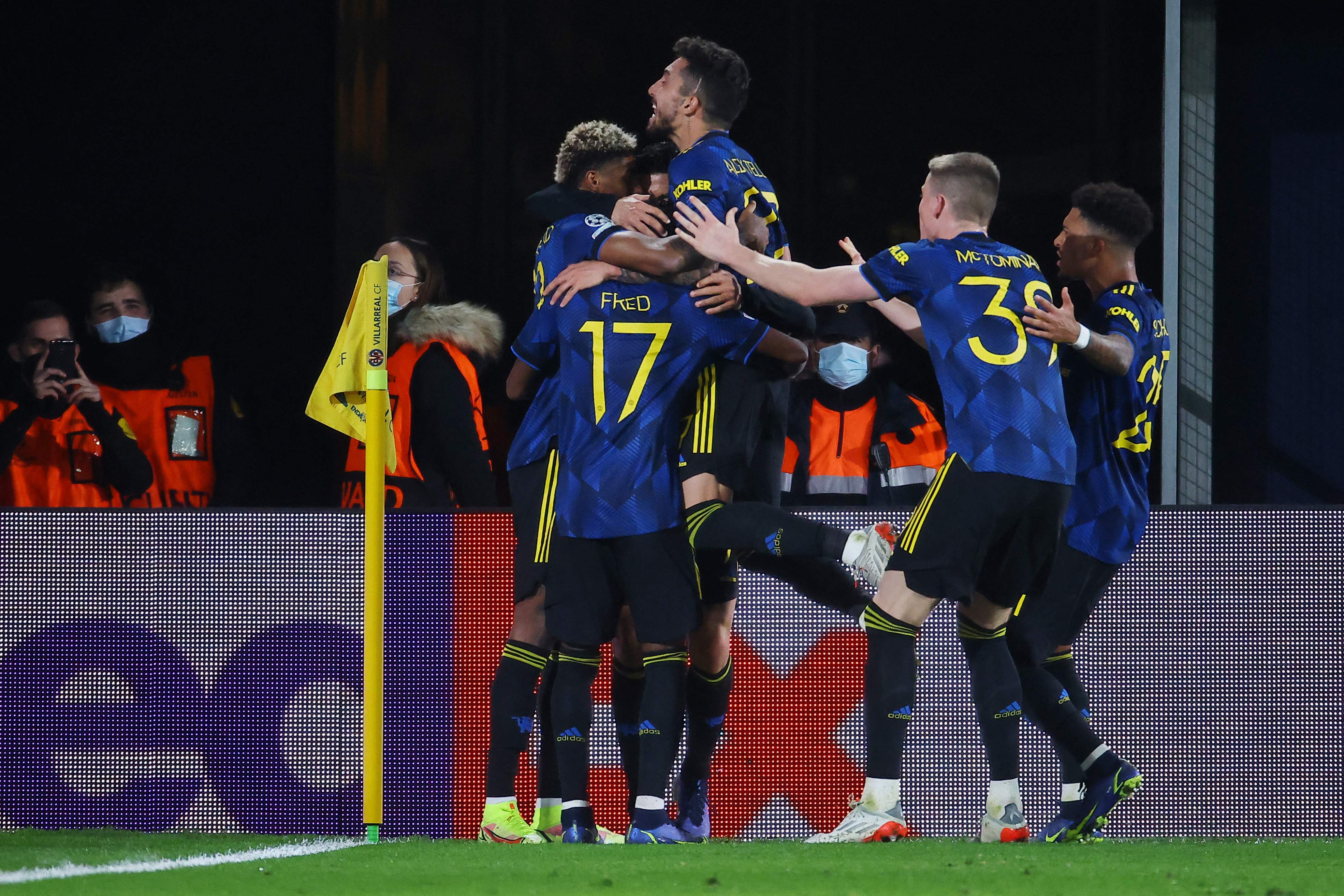 Para pemai Manchester United melakukan selebrasi usai mencetak gol ke gawang Villarreal di laga Liga Champions. 