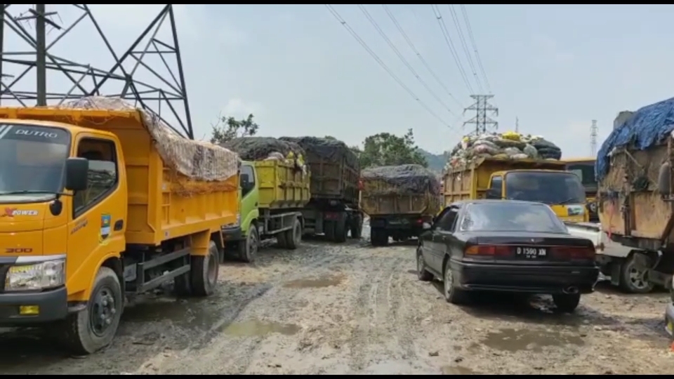 Truk sampah di TPA Sarimukti, Cipatat, Bandung Barat, Jawa Barat.  