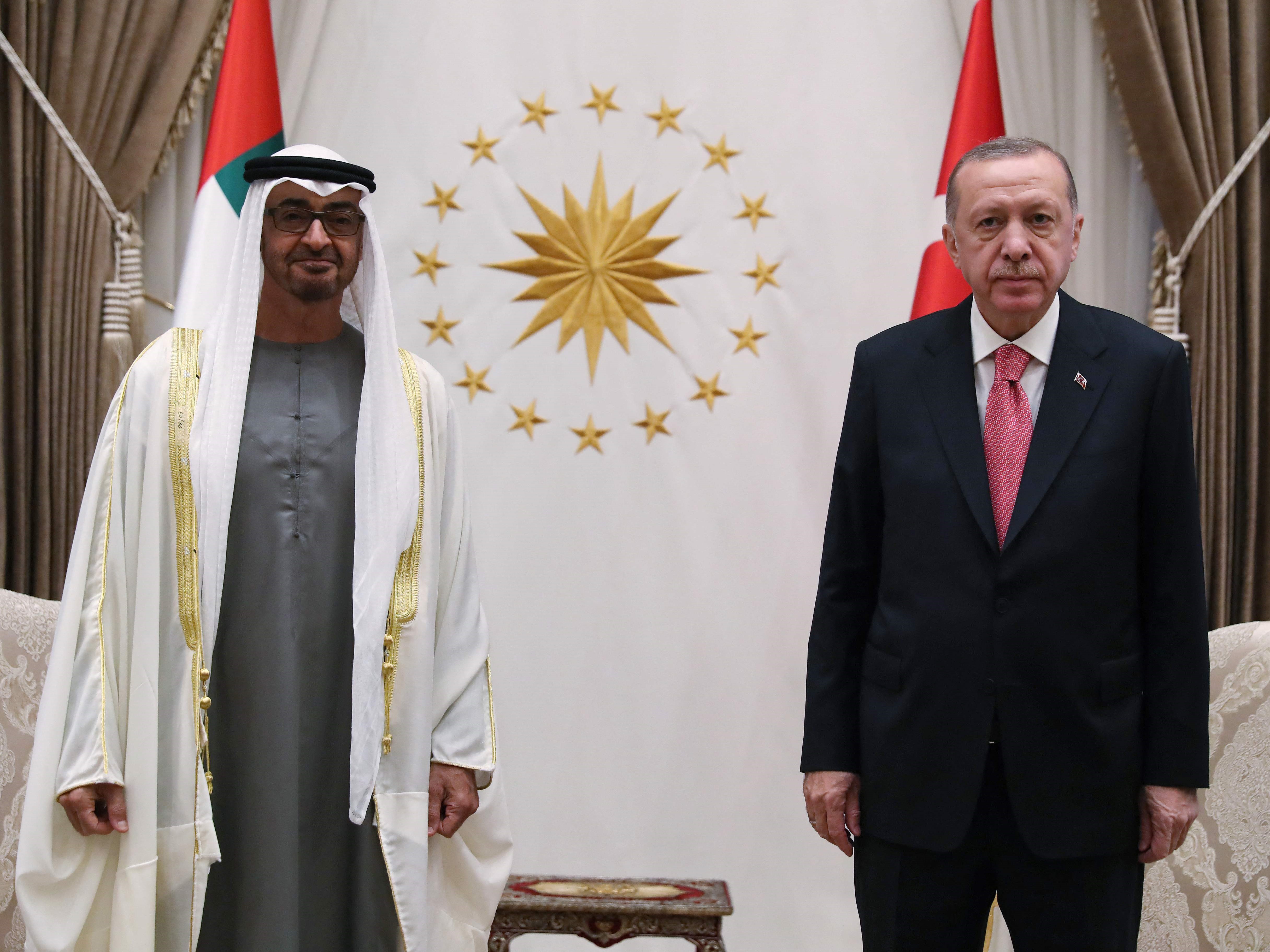 Presiden Turki Recep Tayyip Erdogan (kanan) berpose dengan Putra Mahkota Abu Dhabi Sheikh Mohammed bin Zayed Al Nahyan (kiri).