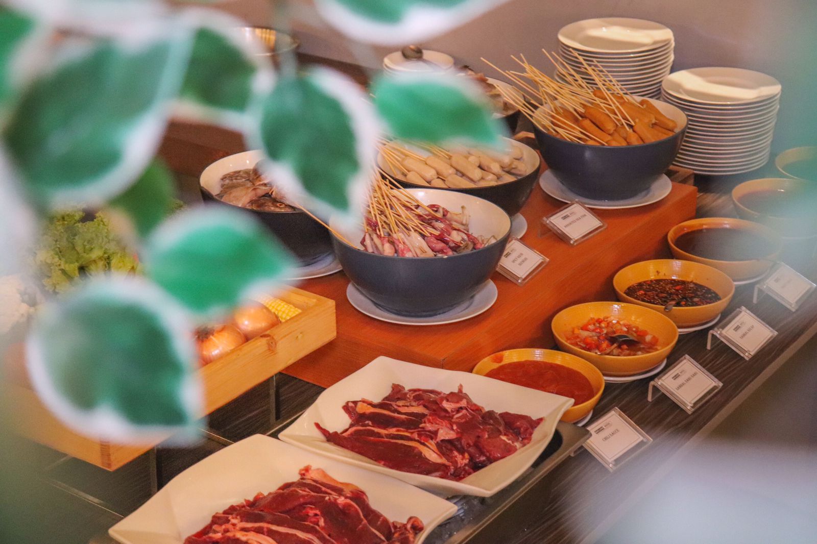 Di lantai 22 atau rooftop dari Bigland Hotel Bogor, kamu dapat mencoba promo BBQ All You Can Eat.