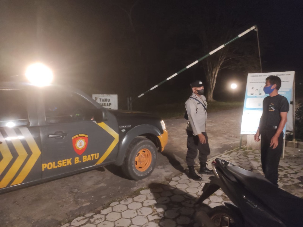 Aipda Poniman, anggota Polsek Bukit Batu, Palangka Raya, Kalimantan Tengah, saat berpatroli