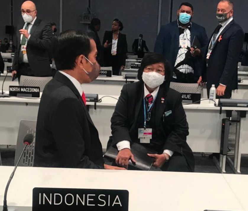 Presiden Jokowi dan Menteri LHK Siti Nurbaya berdialog di sela World Leaders Summit (WLS) on Forest and Land Use di Glasgow, Skotlandia.