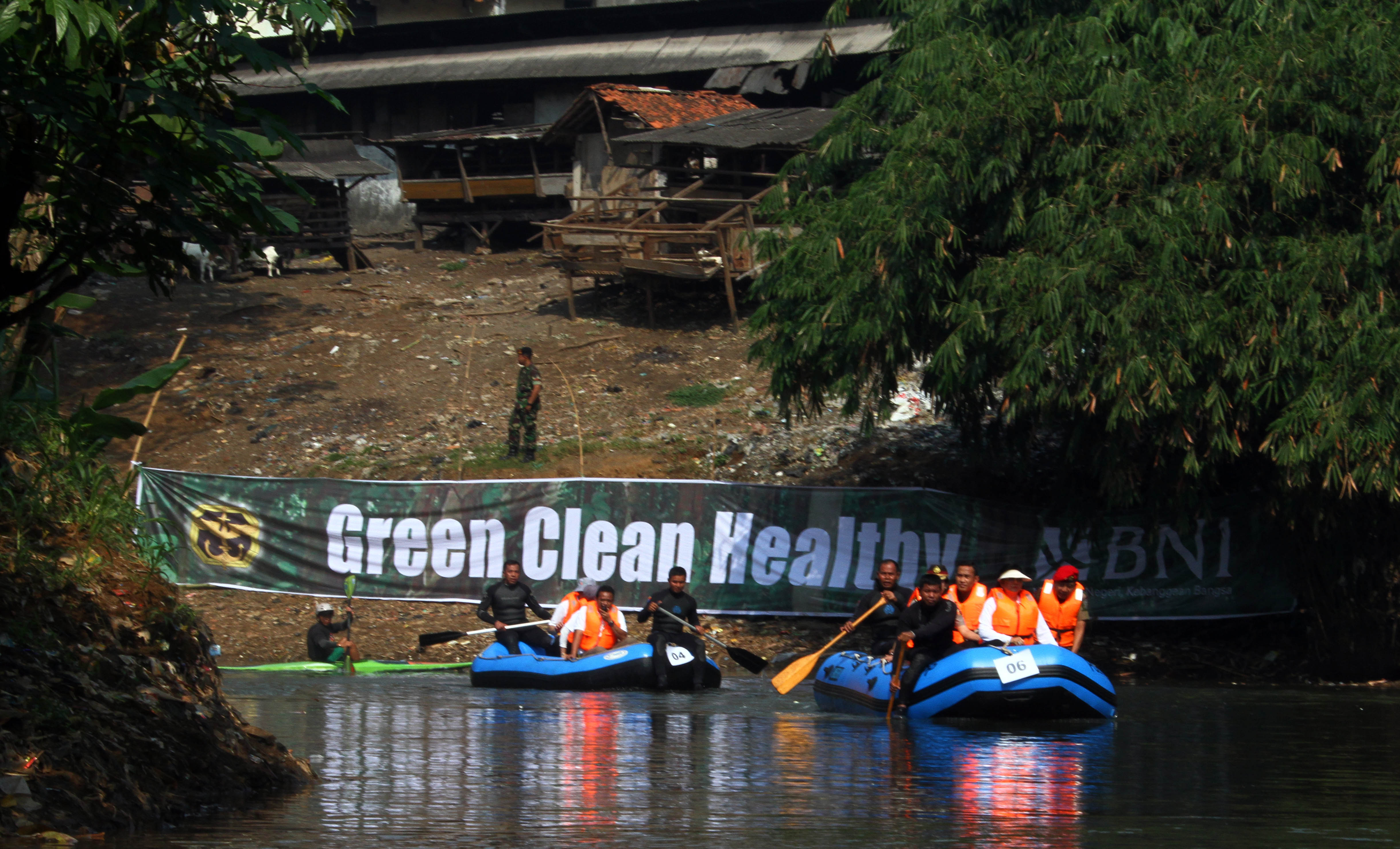 Salah satu kegiatan gerakan Sungai Ciliwung Bersih. 