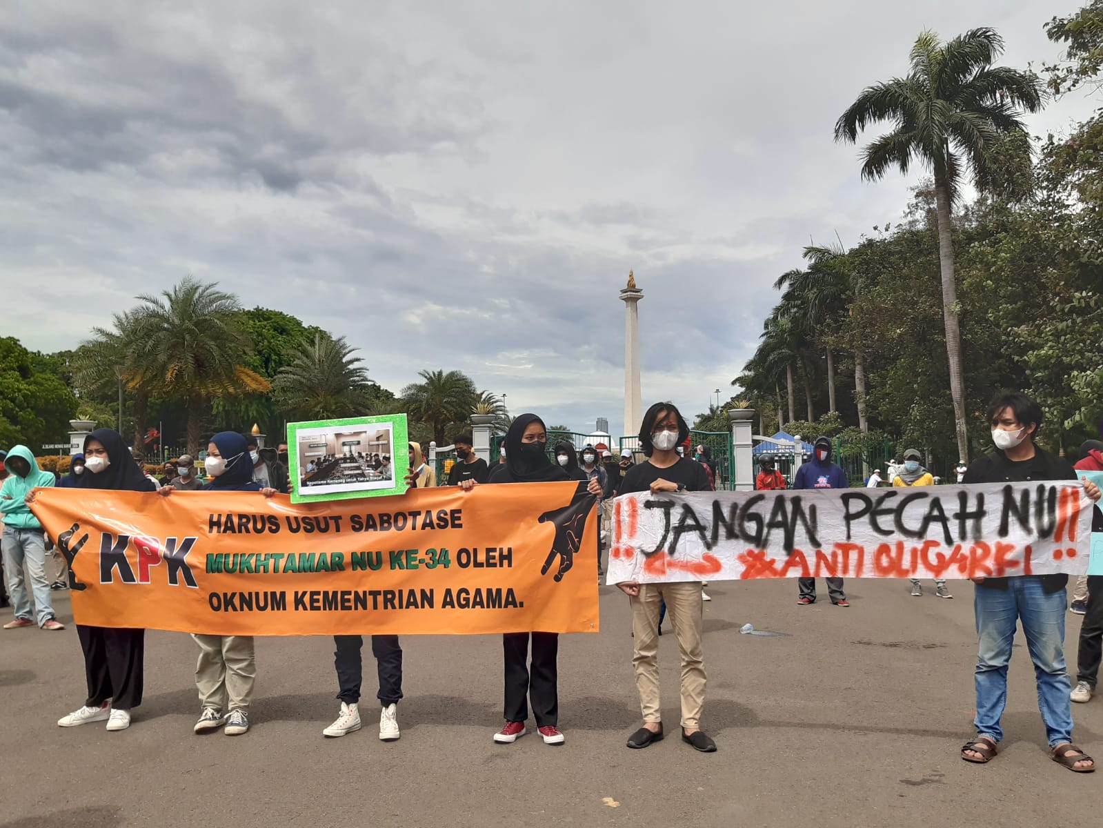 Massa Imanu menggelar demonstrasi di depan Istana Presiden