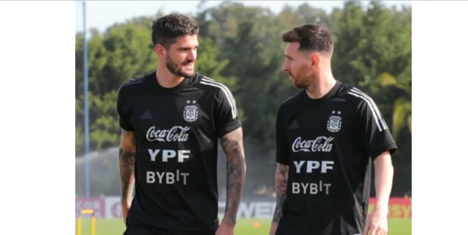 Logo Bybit terlihat di jersey latihan timnas Argentina.