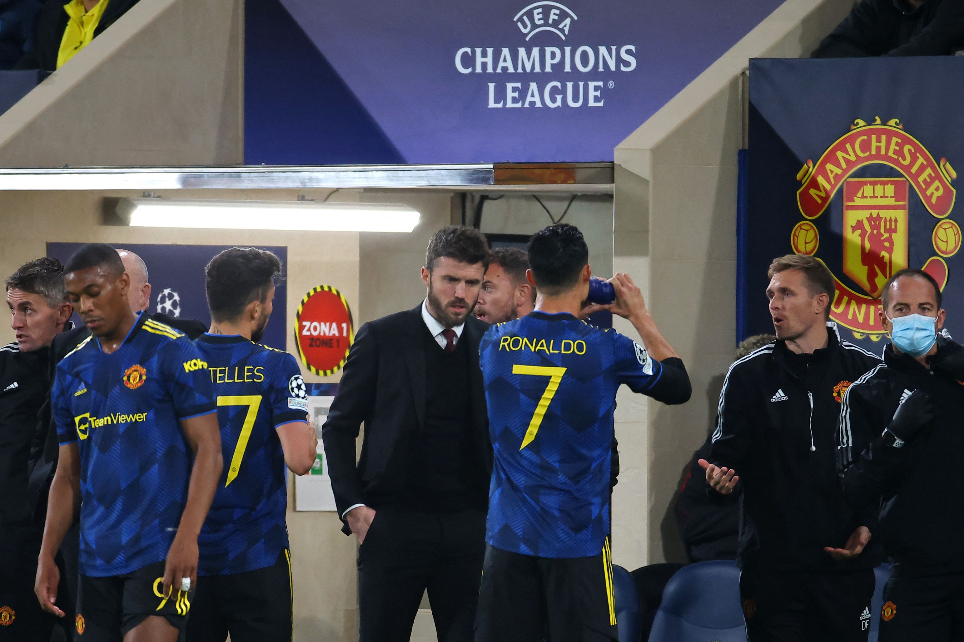 Pelatih Manchester United Michael Carrick (tengah) berbicara dengan para pemainnya di laga Liga Champions melawan Villarreal.
