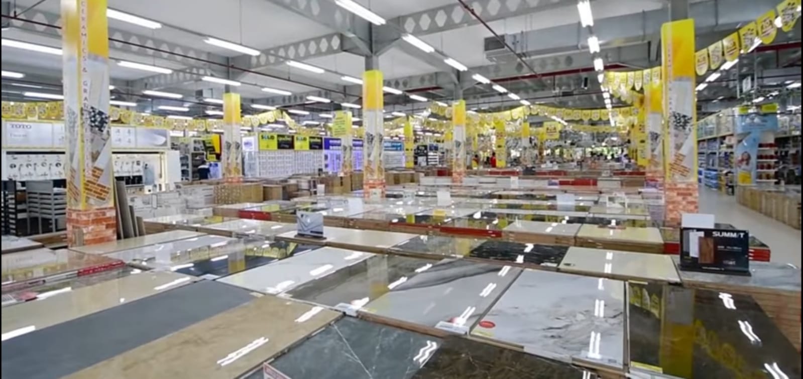 Suasana di salah satu gerai ritel Depo Bangunan