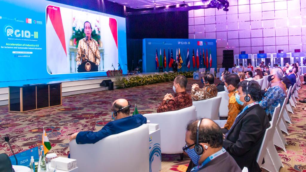 Presiden Jokowi Widodo menyampaikan sambutan pada rangkaian pembukaan Regional Conference on Industrial Development (RCID) ke-2 di Jakarta.