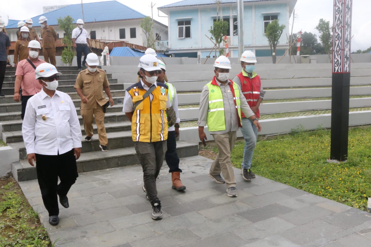 Wakil Bupati Simalungun Zonny Waldi meninjau pembangunan ruang terbuka publik (RTP) Parapat.