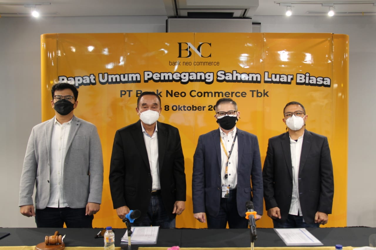Jajaran direksi dan komisaris Bank Neo Commerce berfoto bersama seusai RUPSLB awal Oktober 2021 lalu. 