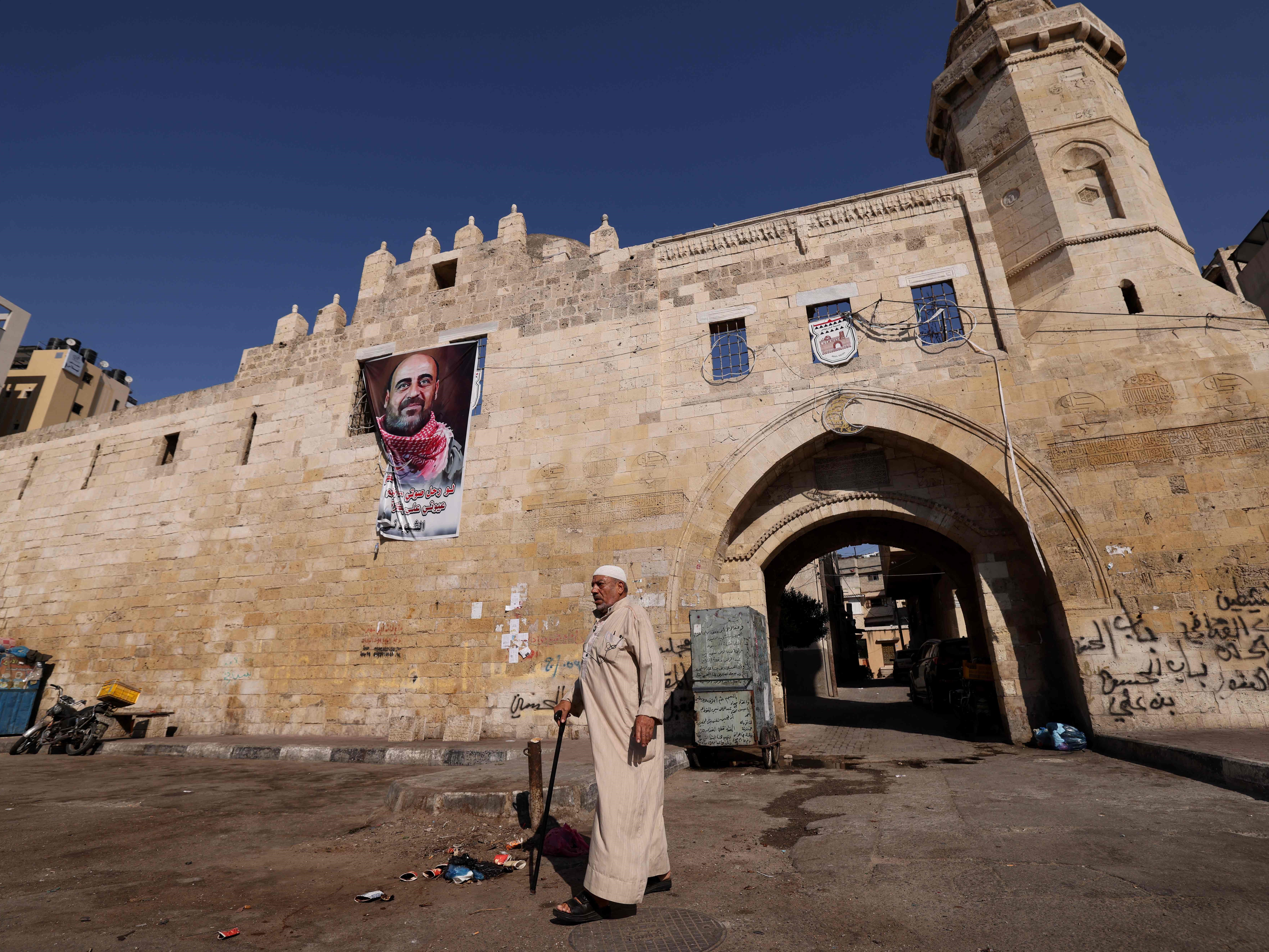 Bassam Barbakh berjalan di depan Kastil Barquq abad ke-13 milik Khan Yunis.