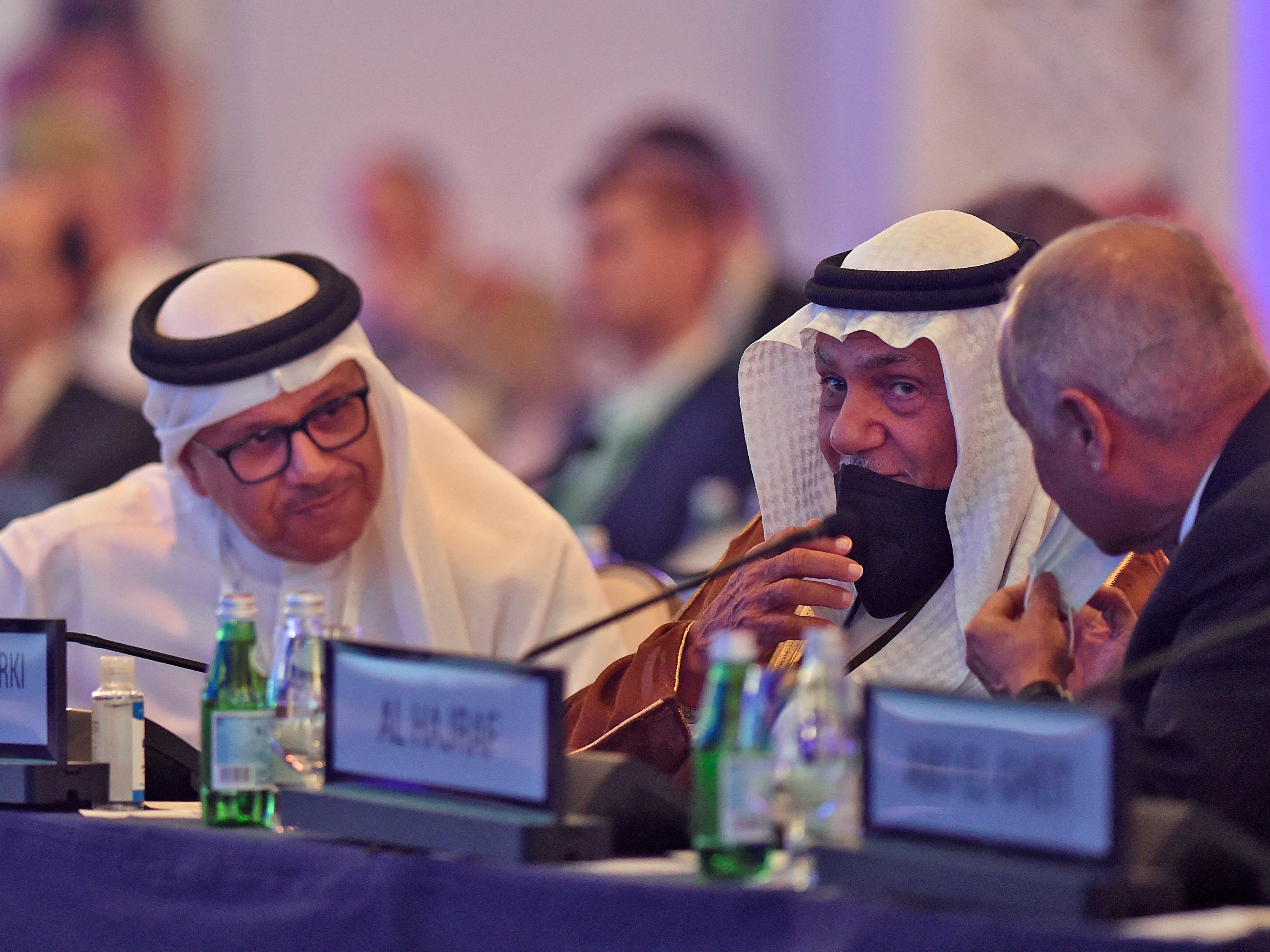 Menteri Luar Negeri Bahrain Abdullatif bin Rashid Al-Zayani (kiri).