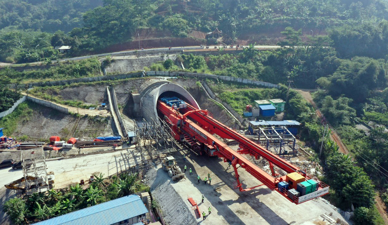 pembangunan tunnel terowongan Kereta Cepat Jakarta Bandung di Kabupaten Bandung Barat.