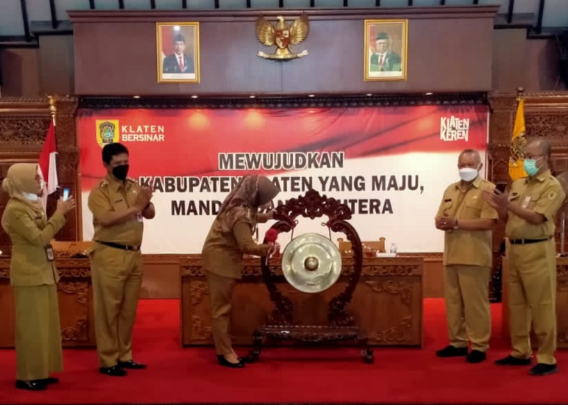 Bupati Klaten Sri Mulyani saat meresmikan penggunaan absensi Saenaga