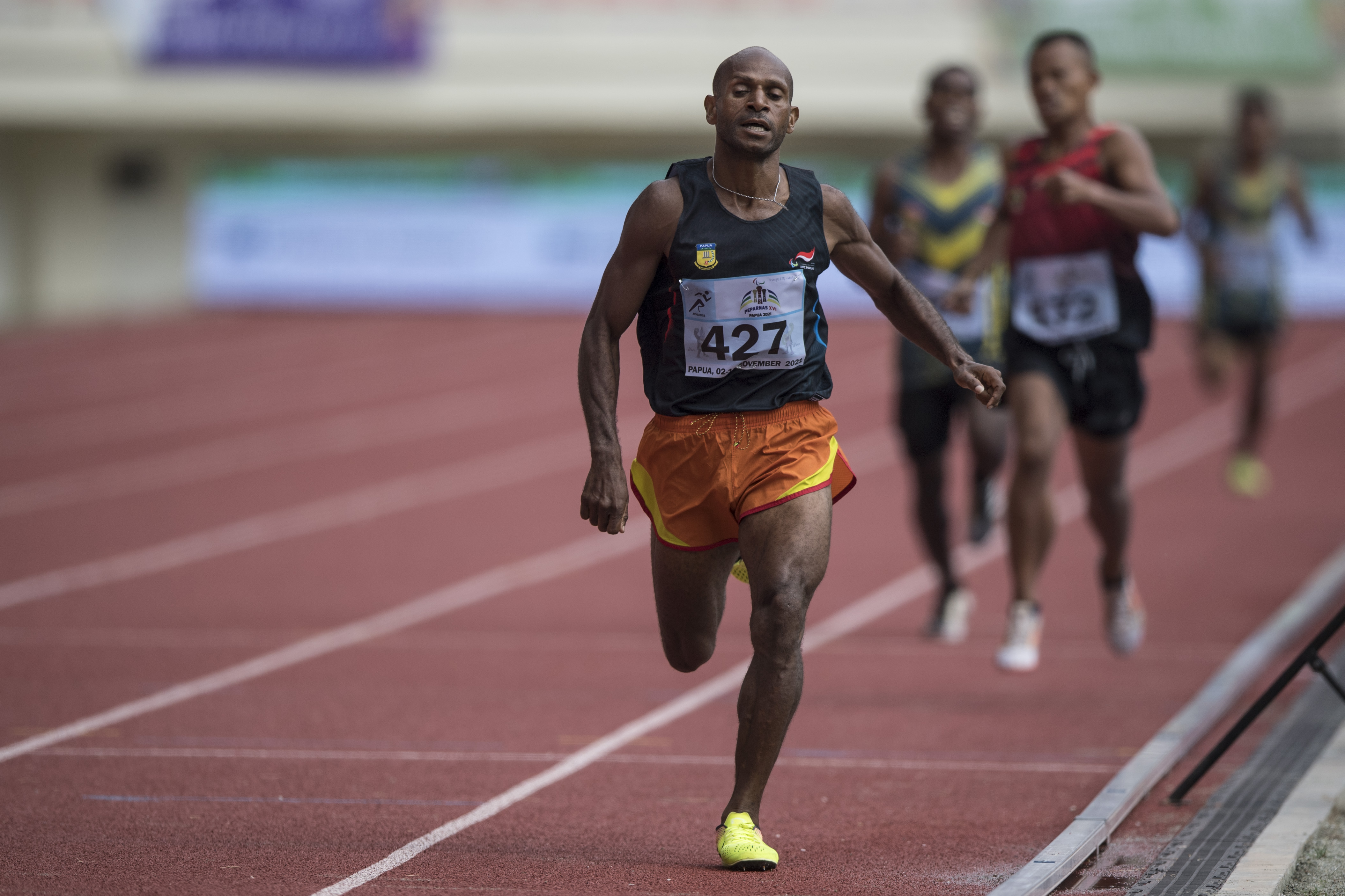 Pelari putra Papua Elopere berlari pada final 1500 meter putra klasifikasi T20 Peparnas Papua di Stadion Lukas Enembe, Jayapura, Papua.