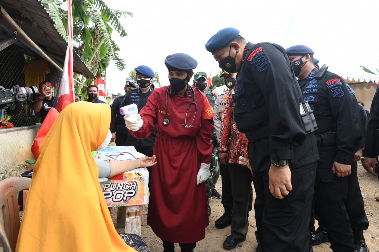 Komandan Korps (Dankor) Brimob Polri, Irjen Anang Revandoko saat meninjau kegiatan vaksinasi Covid-19 di Karawang Timur, Jumat (19/11)