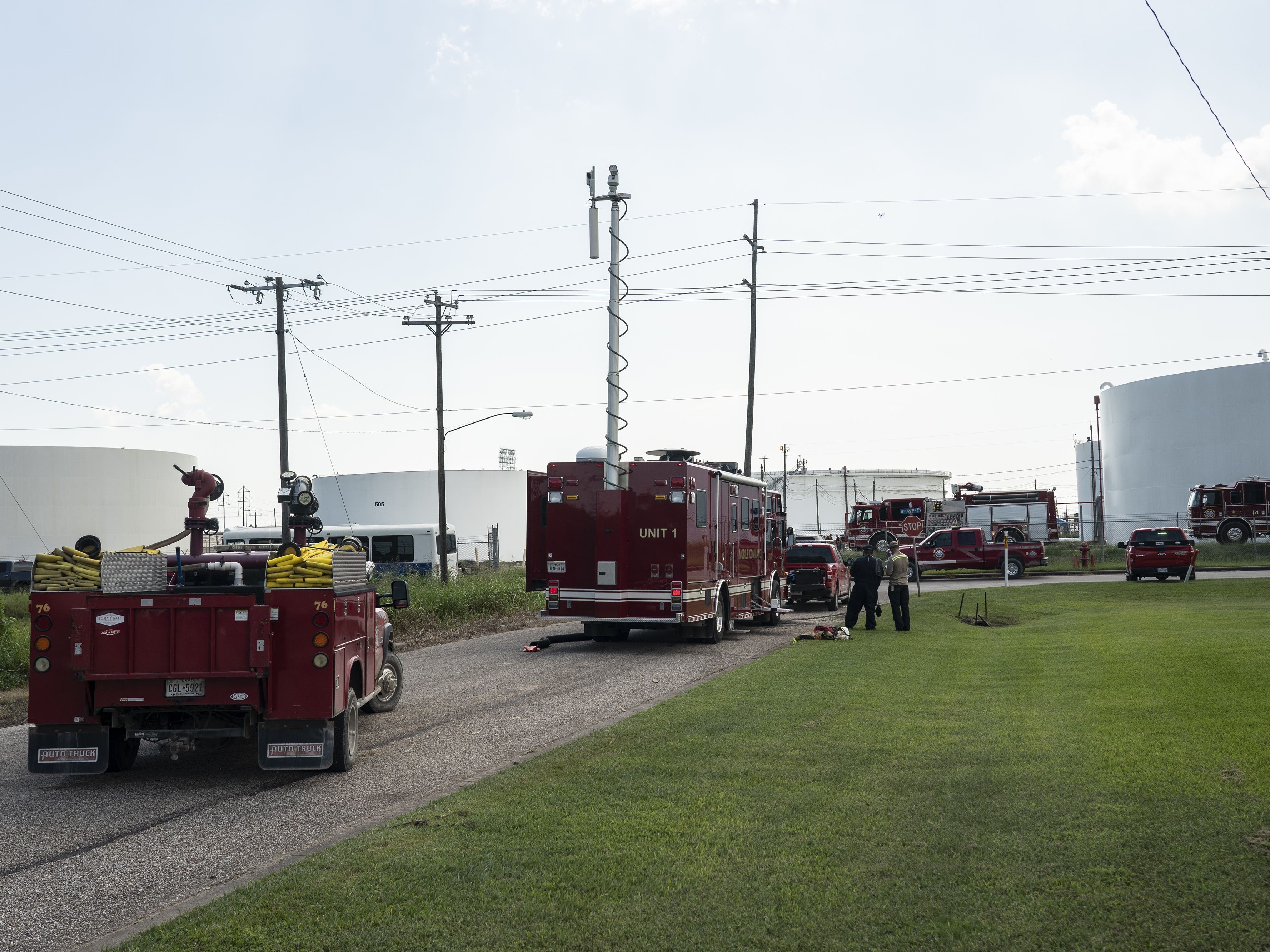 Petugas pemadam kebakaran menanggapi kebocoran minyak di Kilang Marathon Galveston Bay pada 6 Oktober 2021 di Texas City, Texas.