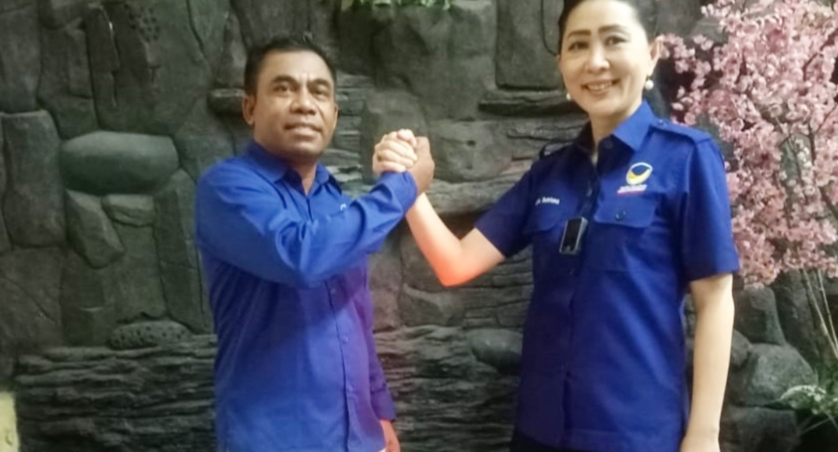  Wakil Bupati terpilih Ende, Nusa Tenggara Timur, Erikos Emanuel Rede, bersama Ketua DPD NasDem Bali, Julie Laiskodat