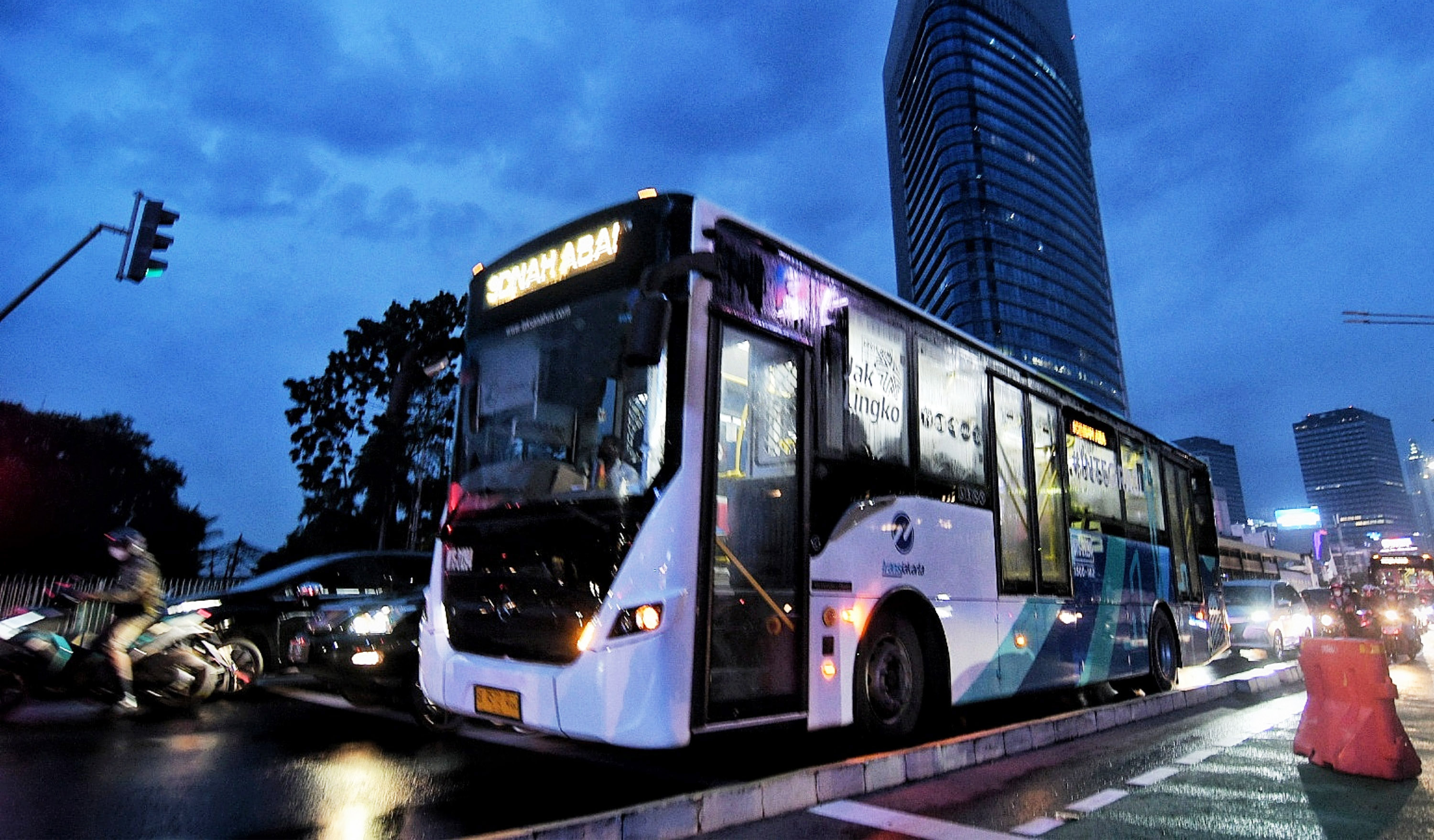 Transjakarta kembali memperpanjang waktu operasional layanan menjadi pukul 05.00 WIB hingga 22.00 WIB yang berlaku mulai Rabu (3/11).