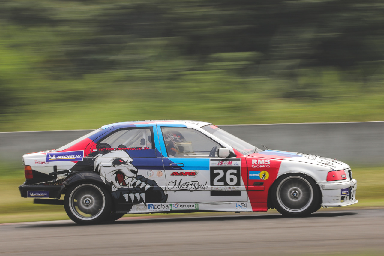 Mobil pembalap Motorsoul Racing Team, Victor Herryanto saat melaju di lintasan sirkuit.