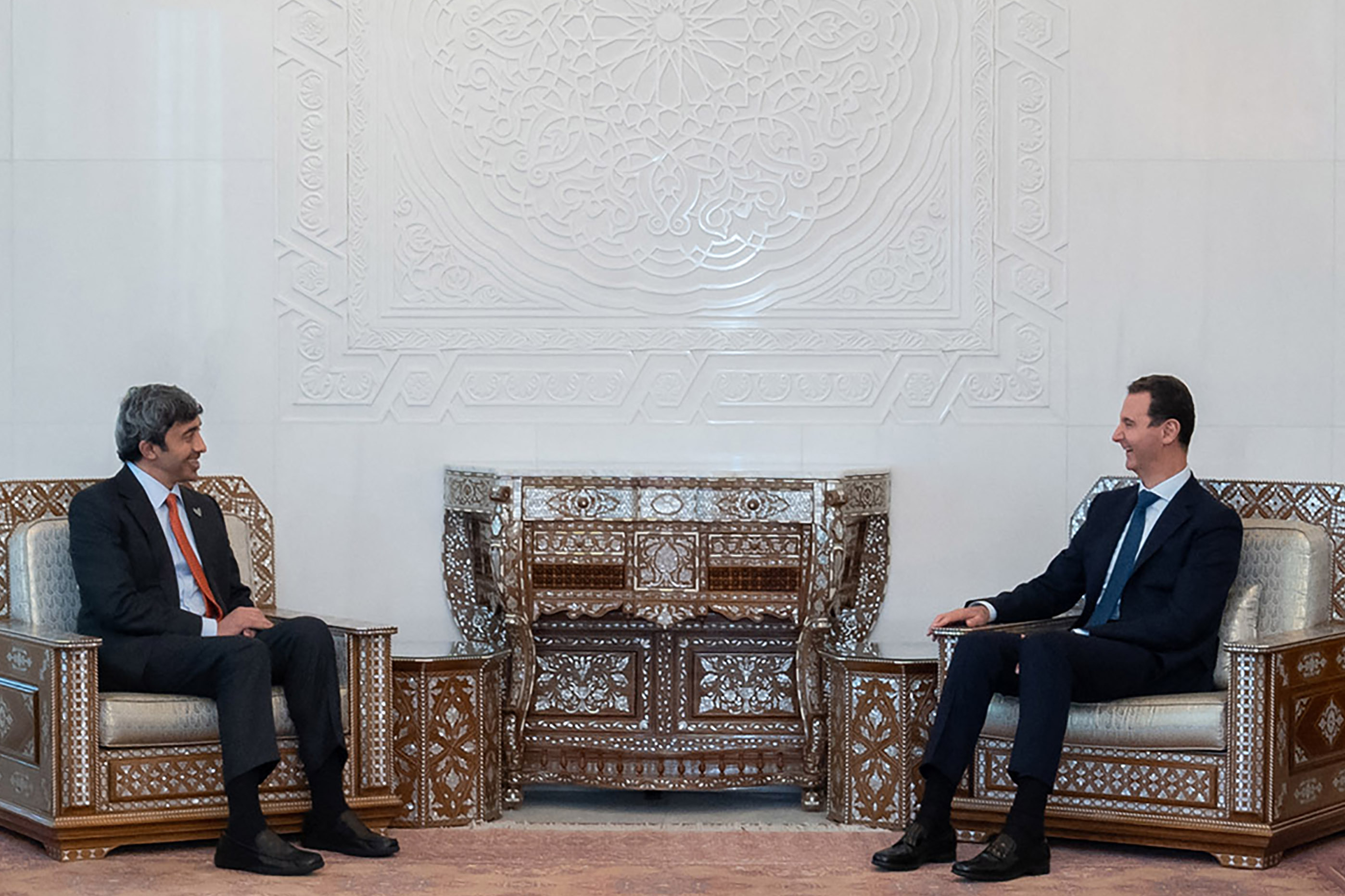 Presiden Suriah Bashar al-Assad (kanan) bertemu dengan Menlu UEA Sheikh Abdullah bin Zayed Al-Nahyan di Damascus.