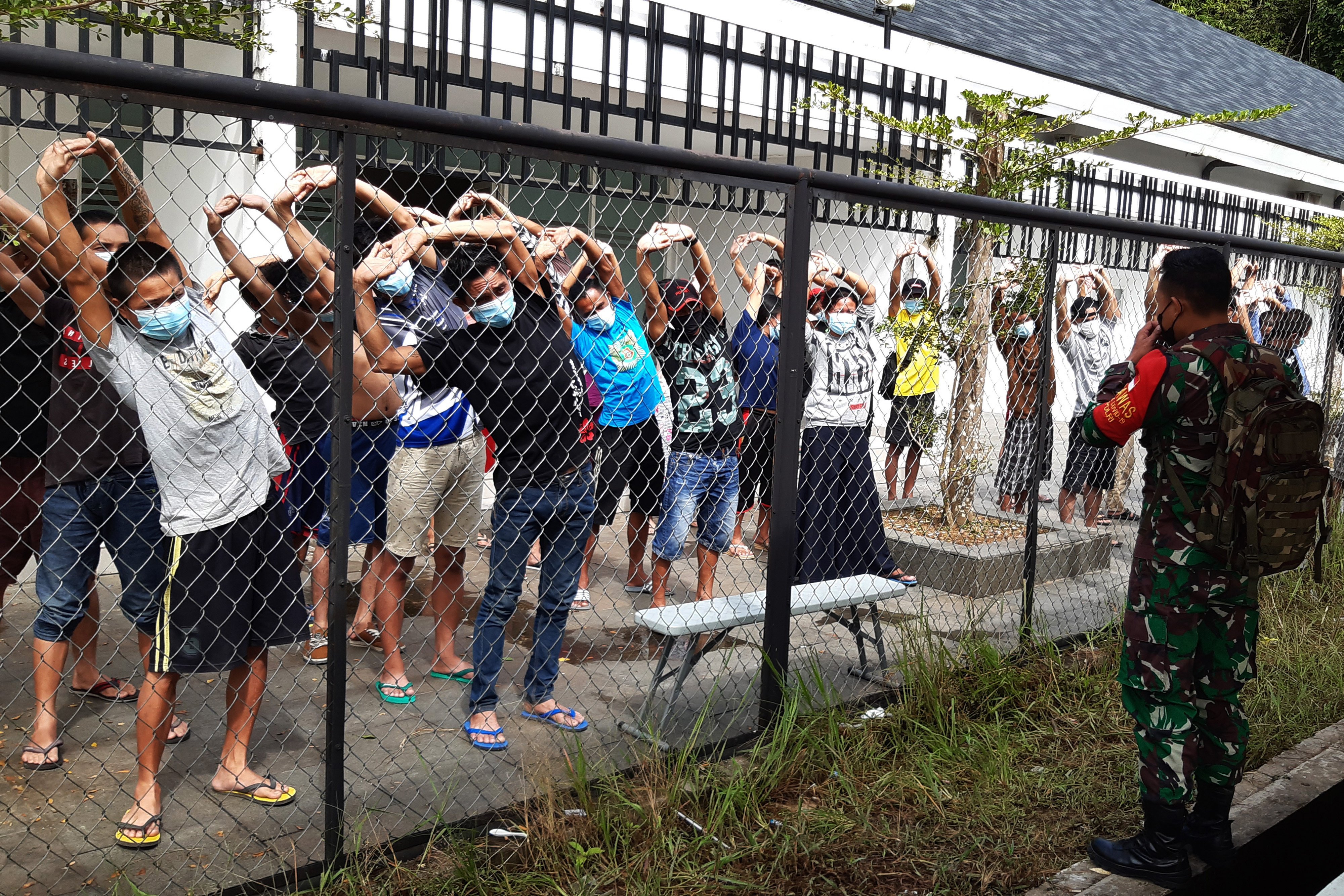 Pekerja migran Inodnesia menjalani isolasi di pos perbatasan Entikong