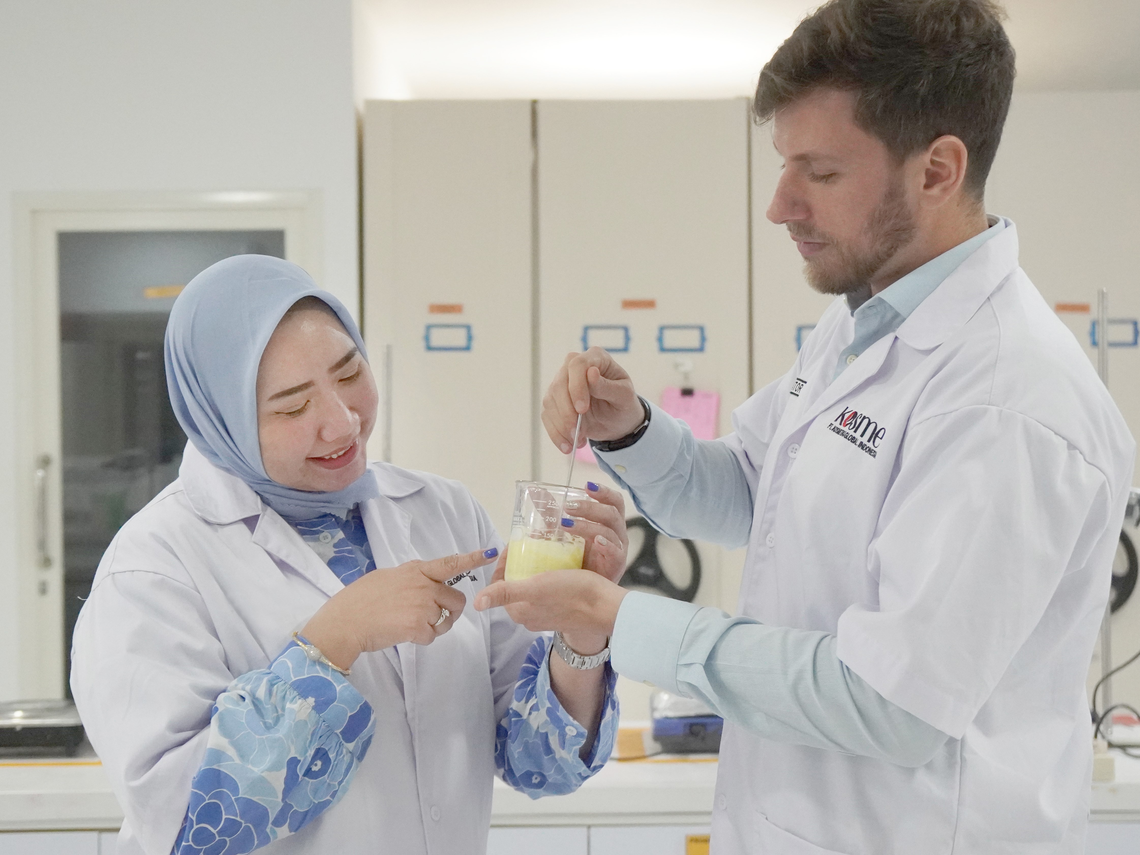 Titis Indah Wahyu (kiri).