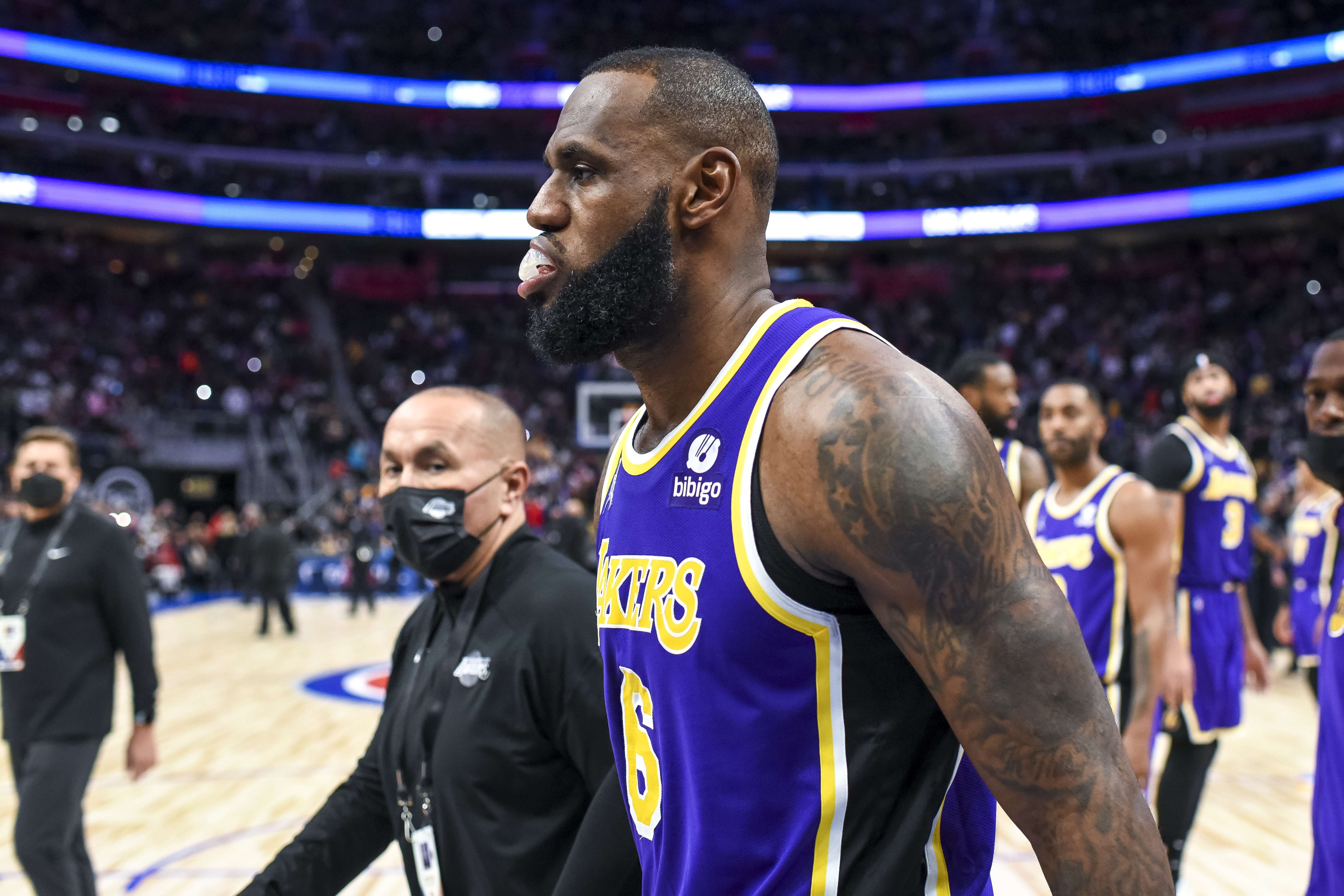 Pemain Los Angeles Lakers LeBron James meninggalkan lapangan usai diusir wasit dalam laga NBA melawan Detroit Pistons.