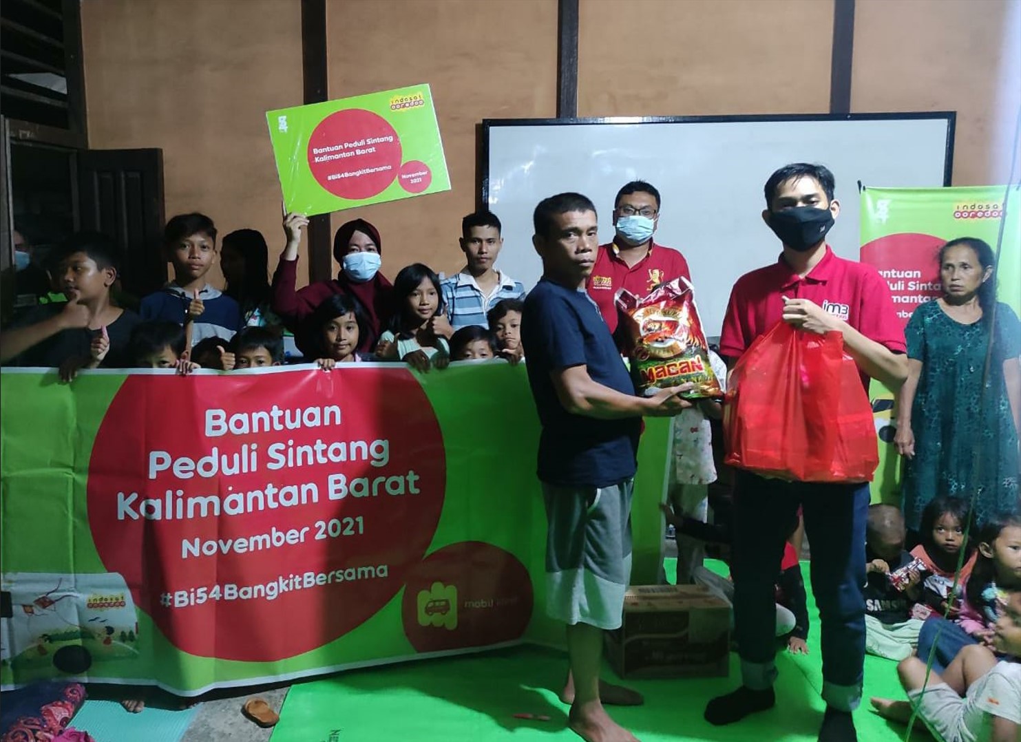 Indosat Ooredoo memberikan bantuan kepada korban banjir di Sintang, Kalbar.