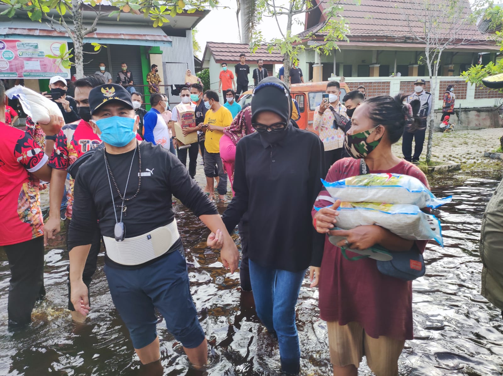 Gubernur Kalteng H.Sugianto Sabran melakukan peninjauan ke lokasi banjir dan memberi bantuan kepada warga terdampak banjir. 