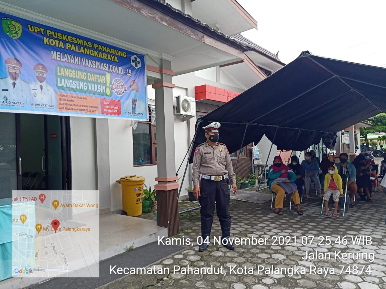 Anggota Polsek Pahandut melakukan pengamanan jalannya vaksinasi