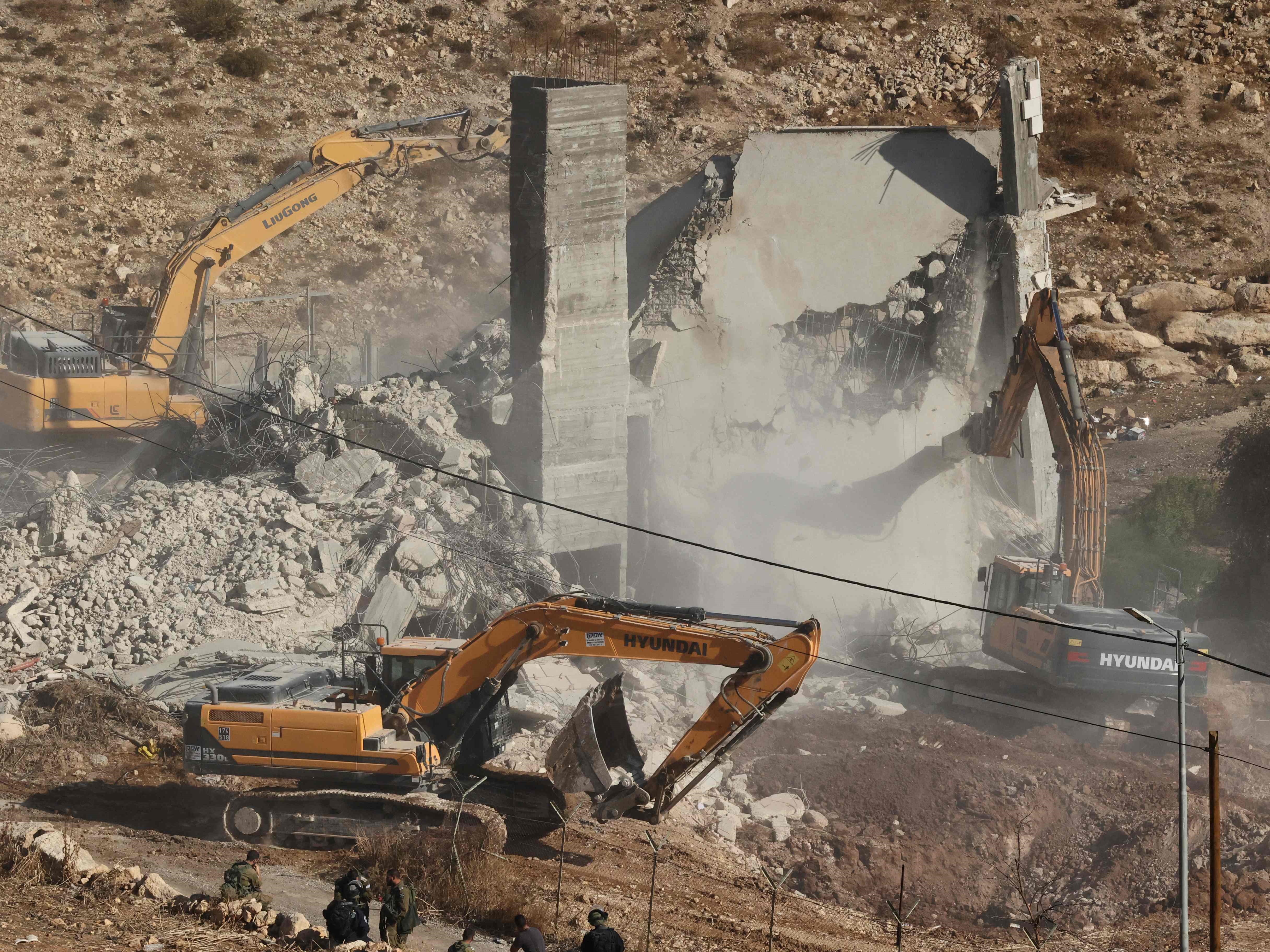 Buldoser Israel menghancurkan bangunan warga Palestina di area A (di bawah kendali administrasi dan keamanan Otoritas Palestina).