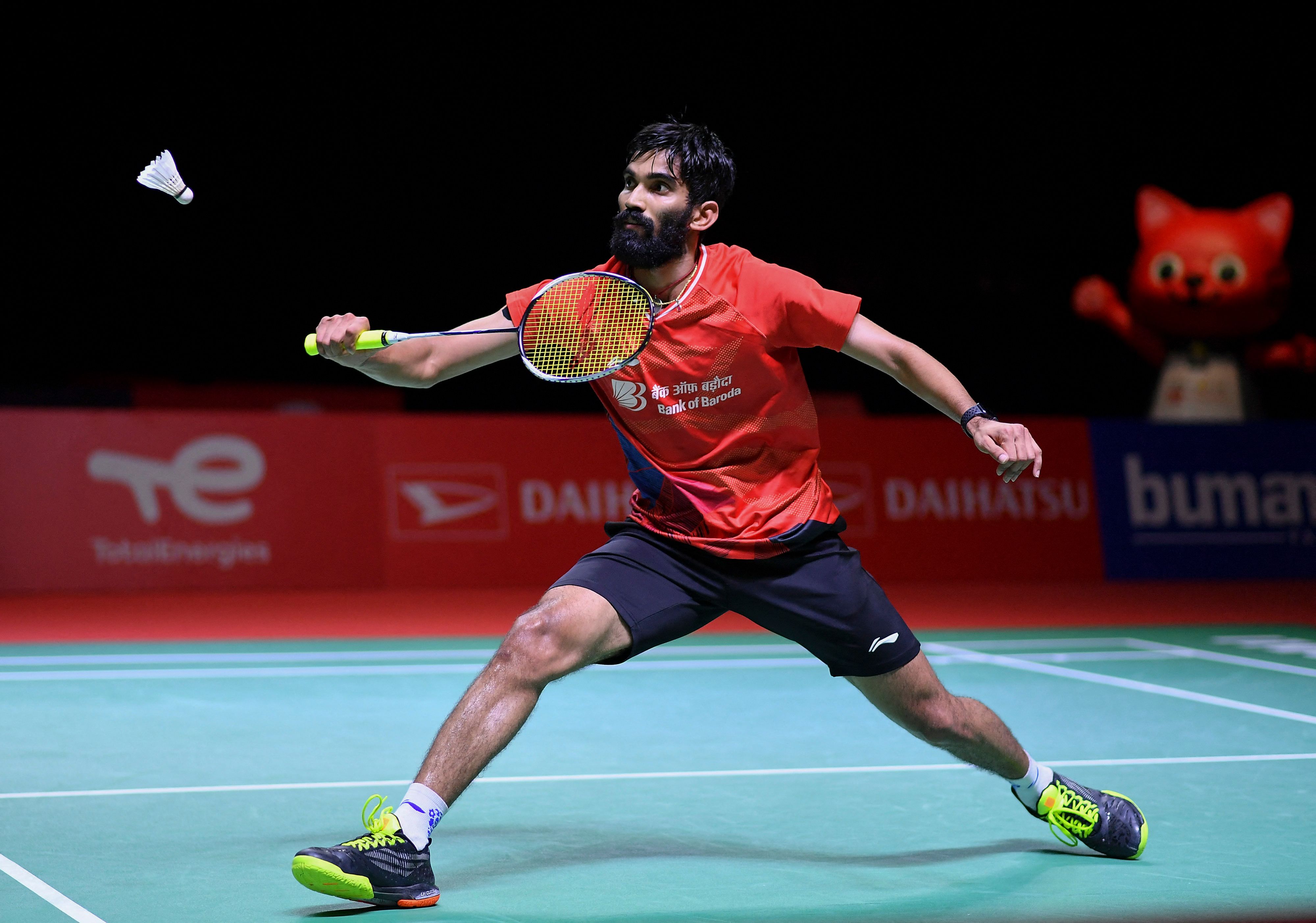  Pebulu tangkis India Kidambi Srikanth berusaha mengembalikan shuttlecock ke arah lawannya, Anders Antonsen dari Denmark.