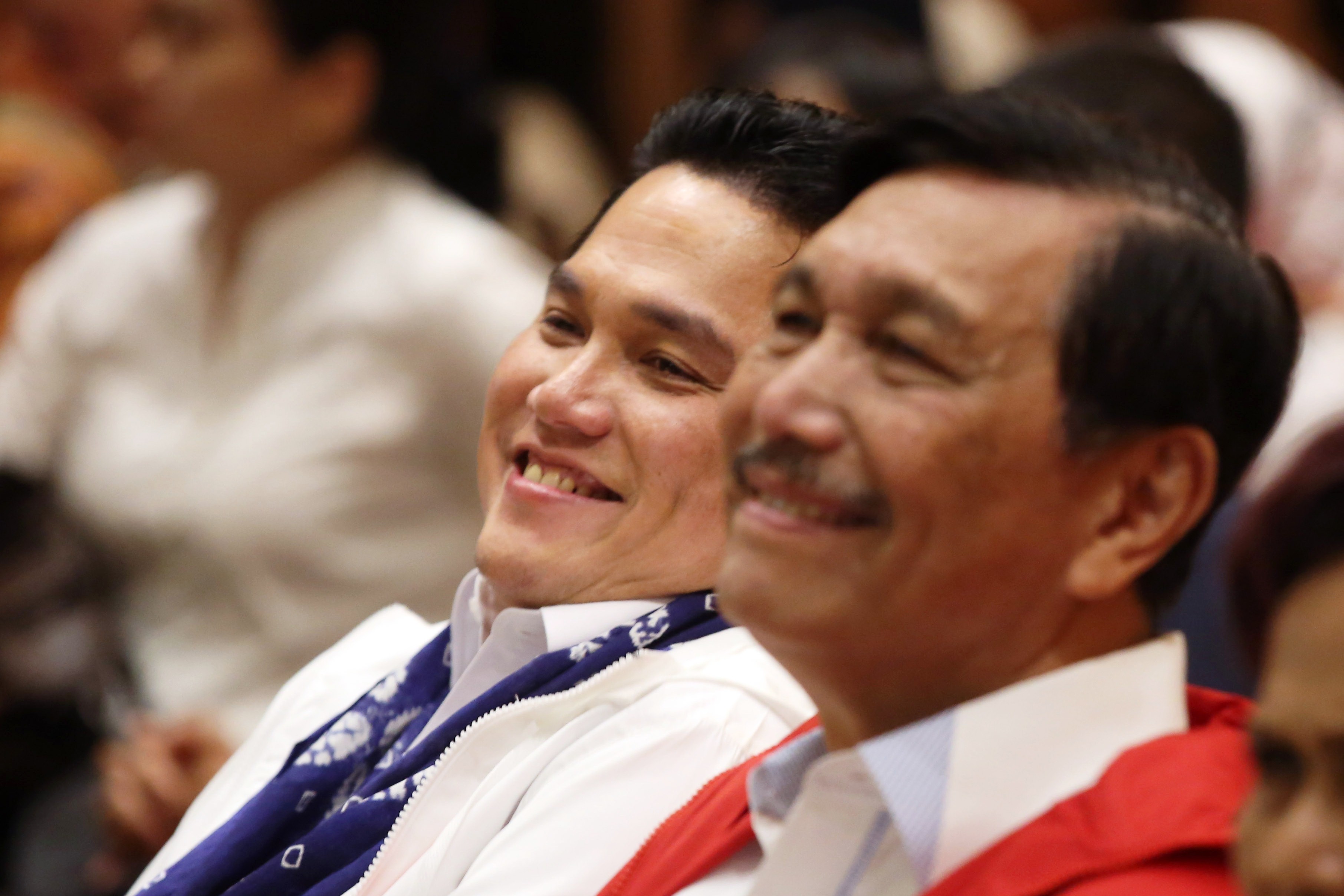 Menkomarves Luhut Binsar Pandjaitan (kanan) bersama Menteri BUMN Erick Thohir