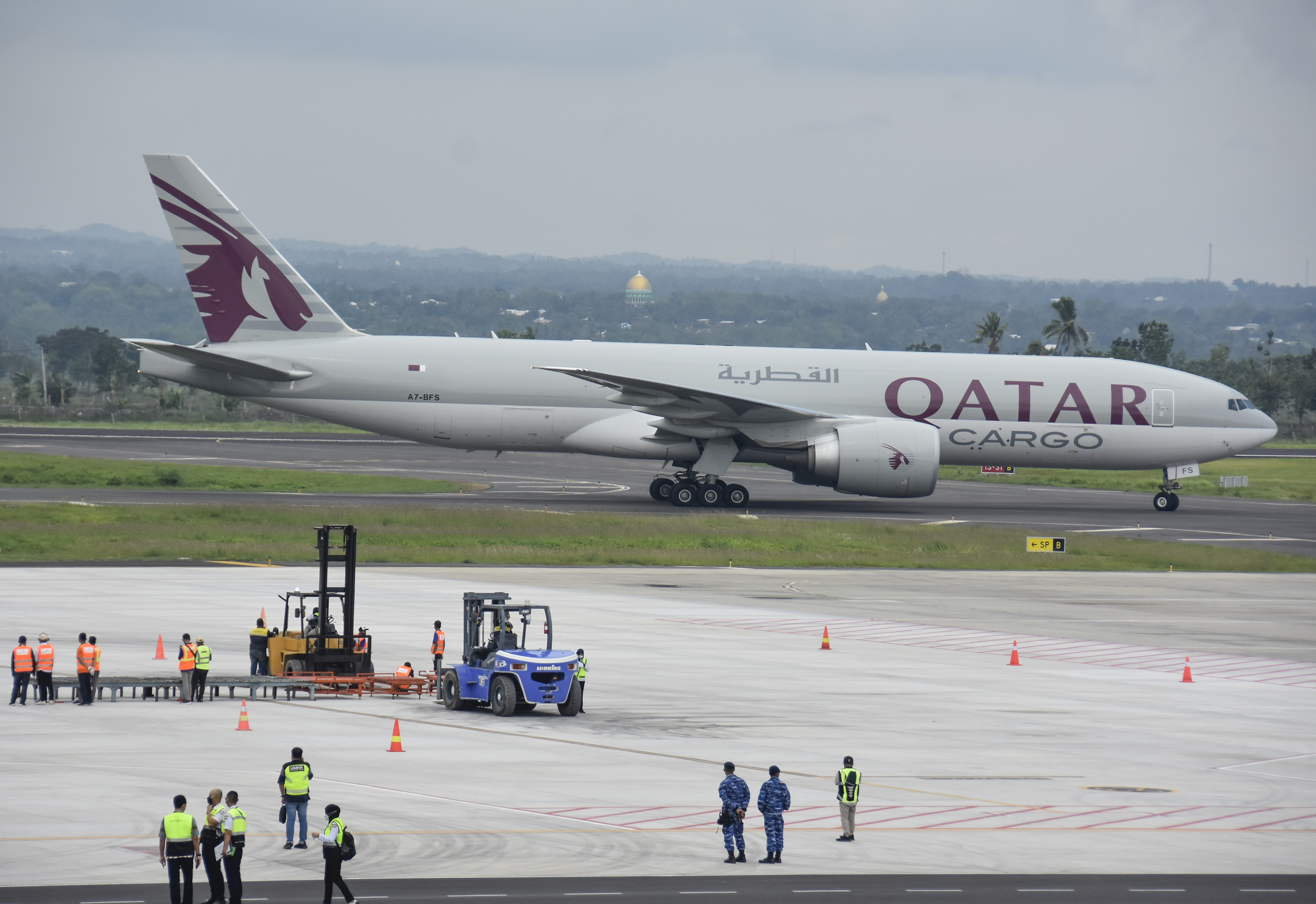  Pesawat kargo Boeing 777 Freighter Qatar Airways yang membawa logistik World Superbike (WSBK) mendarat di Bandara Internasional Lombok, Pra