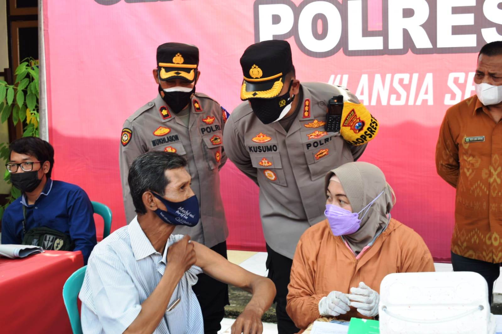 Ilustrasi vaksinasi pada lansia.