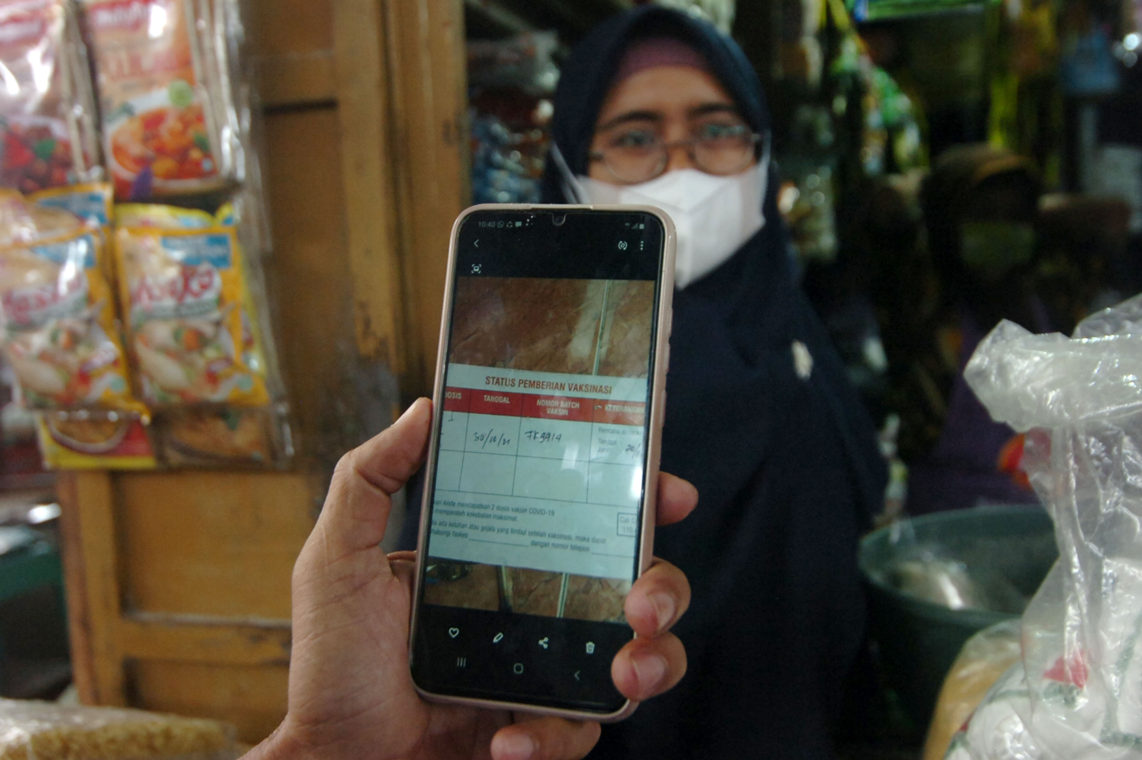  RAZIA: Razia kartu vaksinasi covid-19 ke warga sebagai upaya mencegah penyebaran virus korona serta antisipasi munculnya gelombang ketiga.