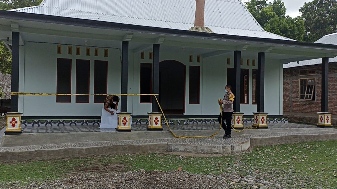 Aparat polres Nagekeo melepaskan garis polisi