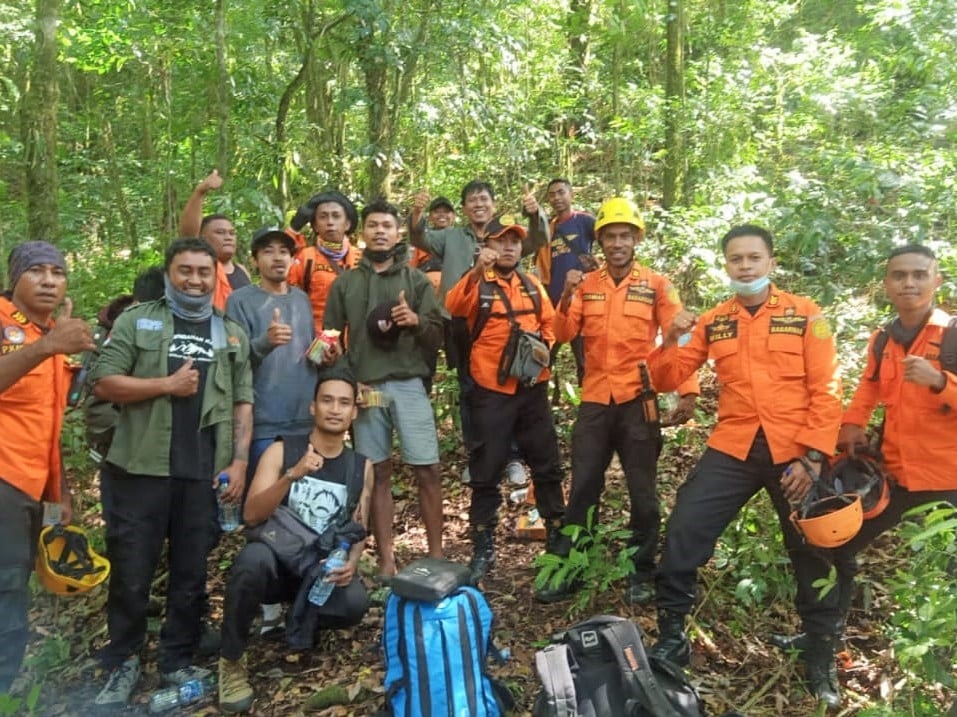 Tim Rescue Kantor Pencarian dan Pertolongan Kelas A Kupang bersama lima pendaki yang dikabarkan hilang di Gunung Timau.