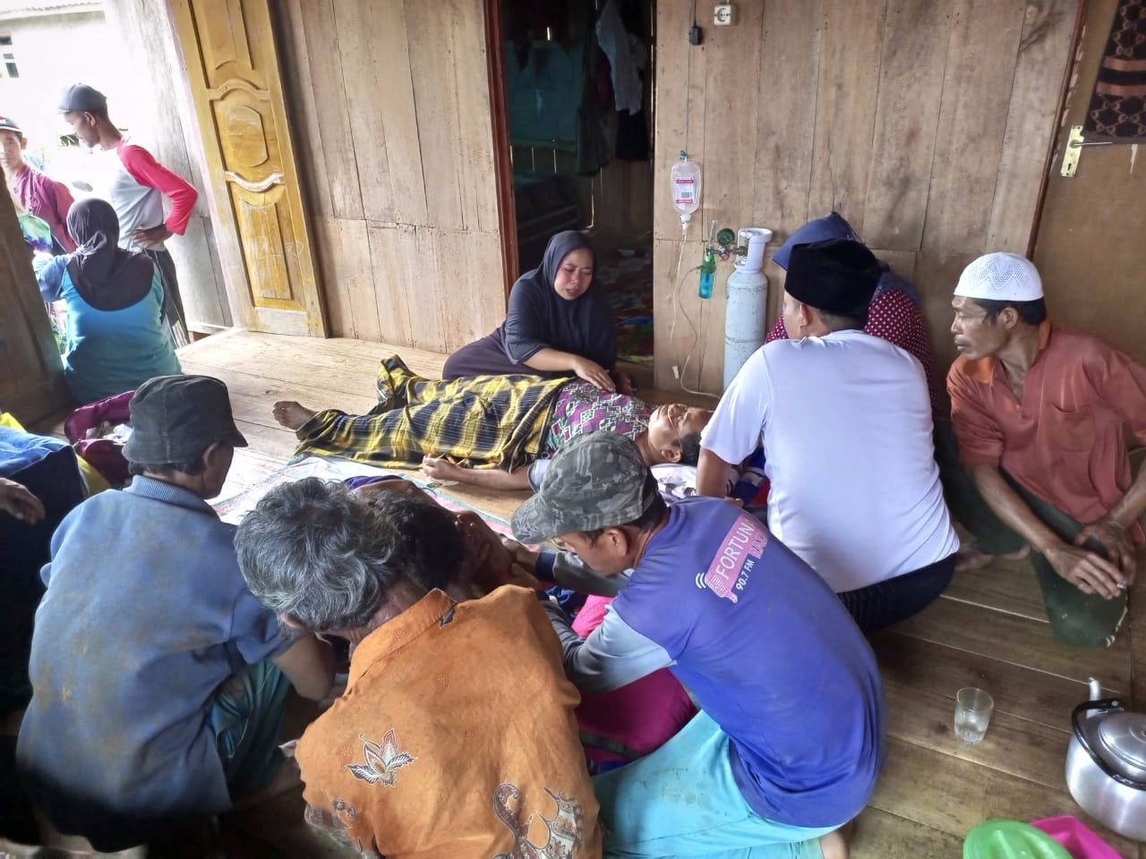 Warga yang terkena material tanah longsor.