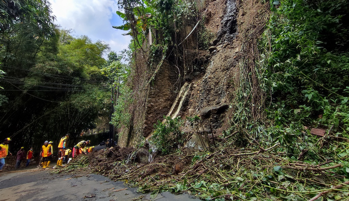 Jalur Lembang-Cimahi Masih Terputus Akibat Tanah Longsor